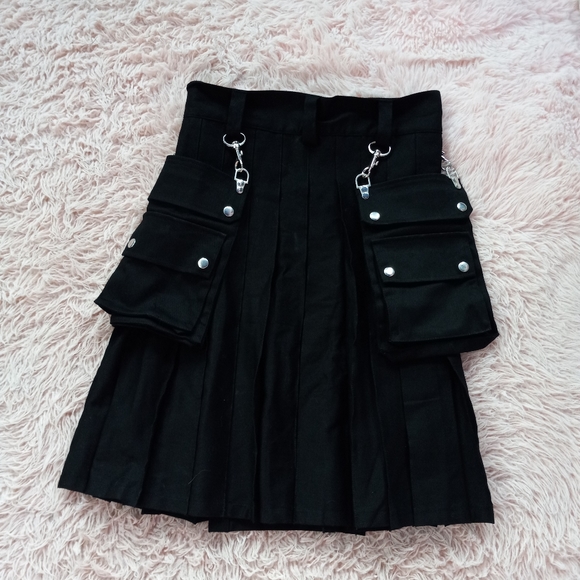 SOLD! Unisex Gothic kilt! Wrap style w Snaps and metal clasps w 2 saddle bags! - Picture 5 of 15